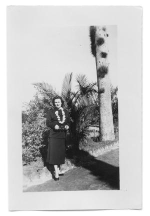 Woman next to a palm tree in Fortin De Las Flores