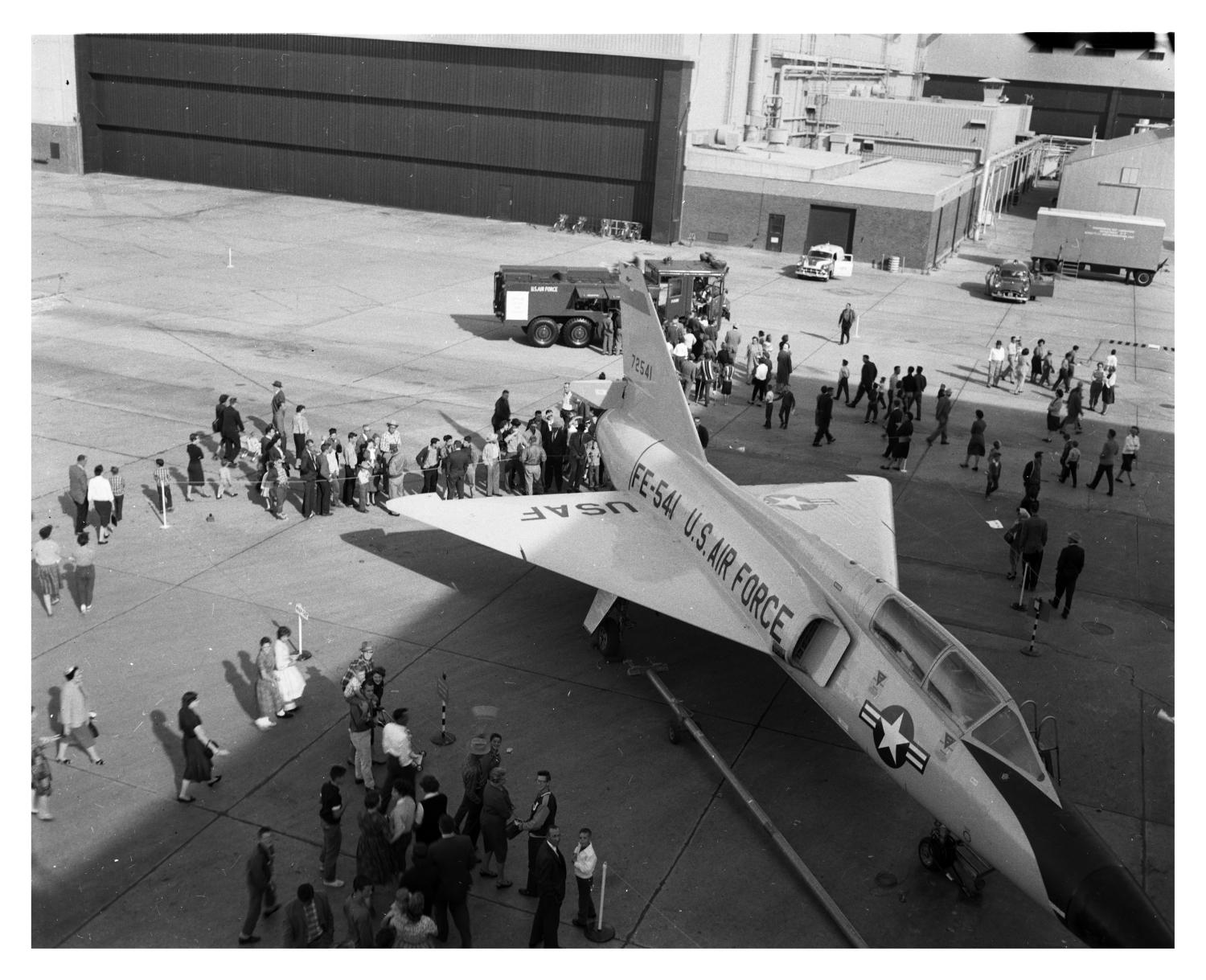 Convair F-106B Delta Dart and Crowds at Open House
                                                
                                                    [Sequence #]: 1 of 1
                                                