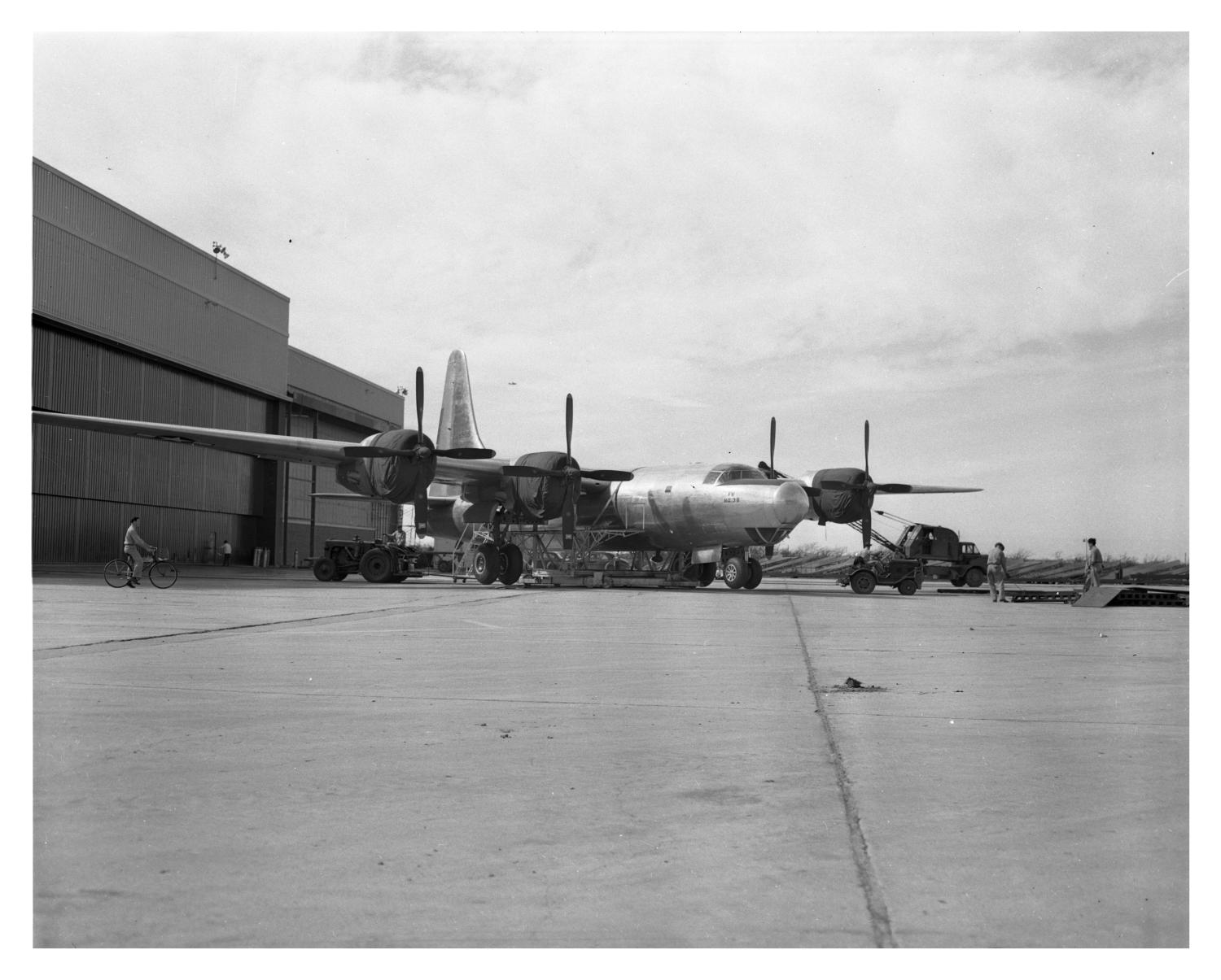 B-32 Aircraft outside of the Assembly Line. - Side 1 of 1 - The Portal ...