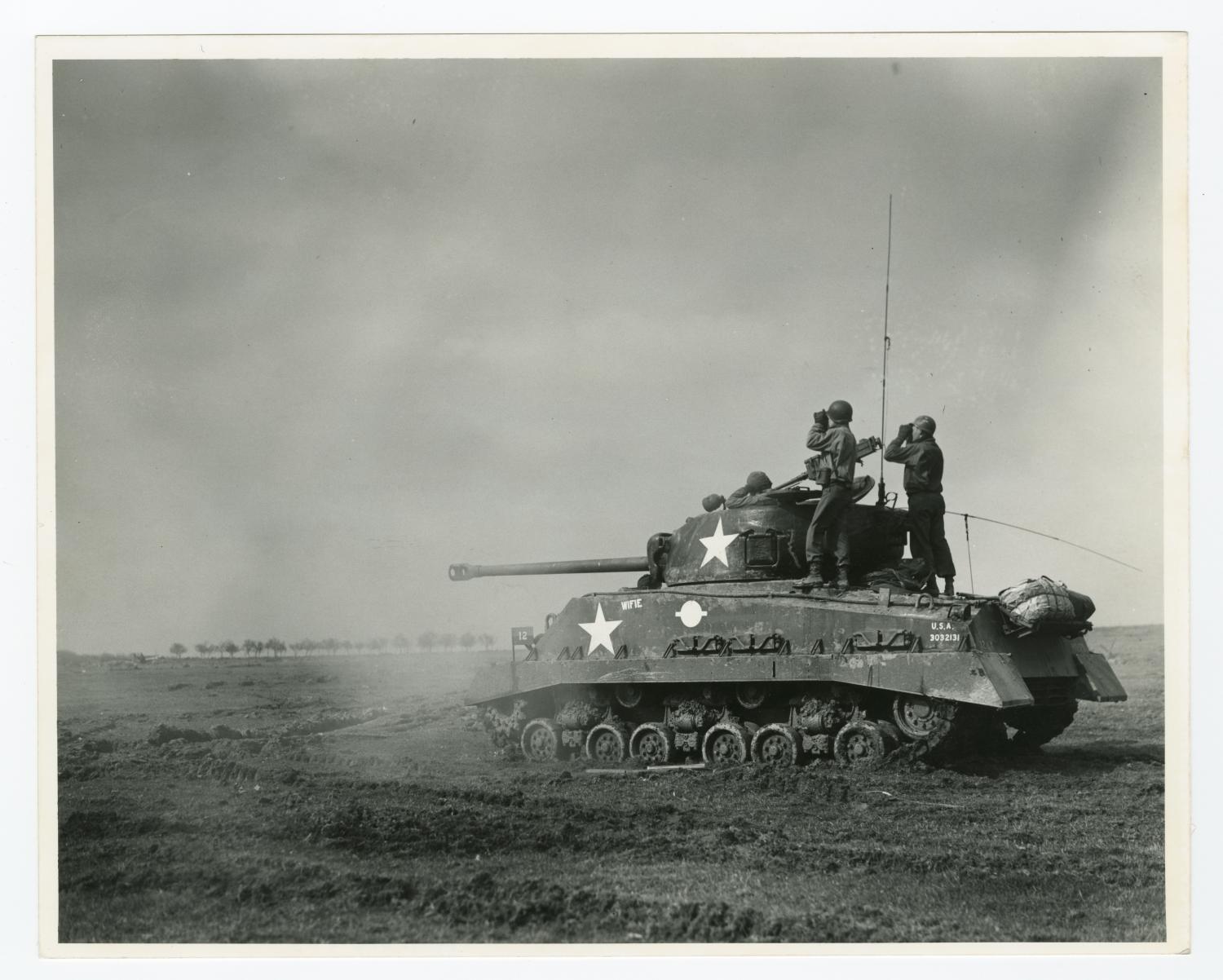 [Soldiers Test Firing an M4 Tank] - The Portal to Texas History
