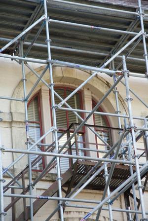 [Photograph of Scaffolding by Courthouse]