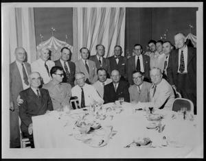 [Albert Peyton George with seventeen men at a hotel dinner table]