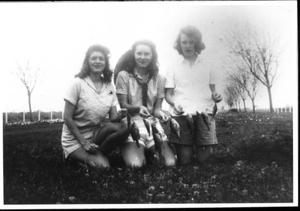 [Helen Jane Farmer, Virginia Davis Scarborough, and Mary Jones Prowell with fish]
